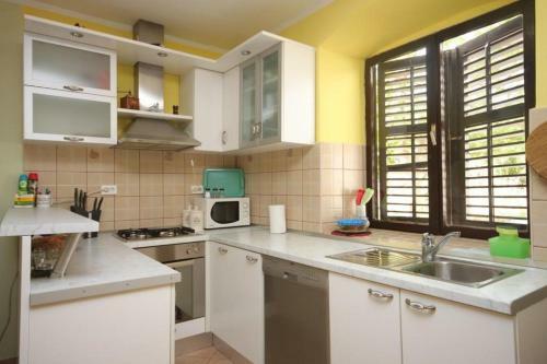 Apartments By The Sea Zdrelac (pasman) - 8307