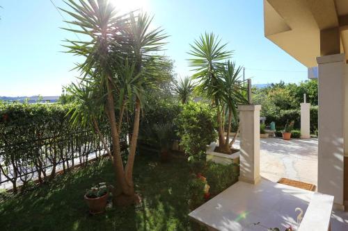 Apartments With A Parking Space Zrnovnica (split) - 9493