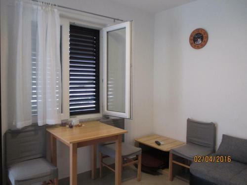 Apartments With Wifi Necujam (solta) - 12500