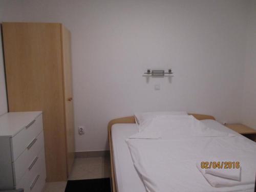 Apartments With Wifi Necujam (solta) - 12500