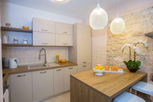 Villa Leon, Wonderful Family Apartment With Pool