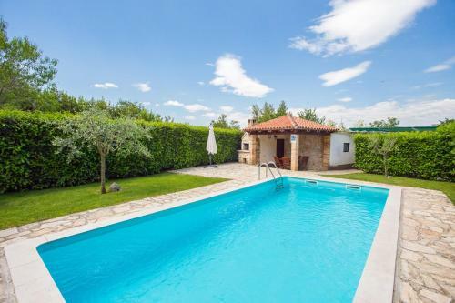 Villa Leon, Wonderful Family Apartment With Pool