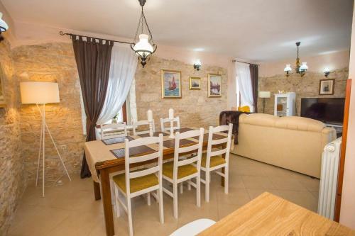 Villa Leon, Wonderful Family Apartment With Pool
