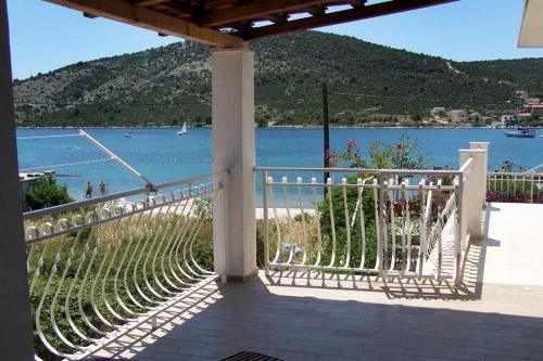 Apartments By The Sea Vinisce (trogir) - 4288