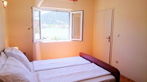 Seaside Holiday House Vinisce (trogir) - 12066
