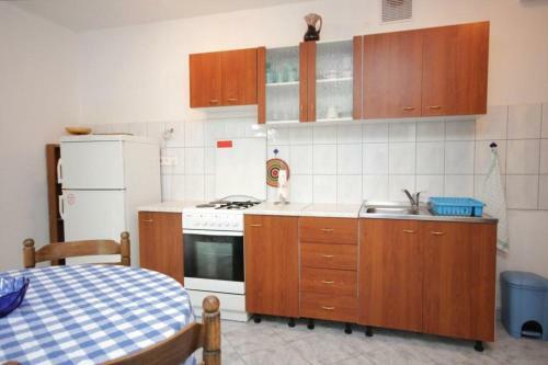 Apartments By The Sea Vis - 8534