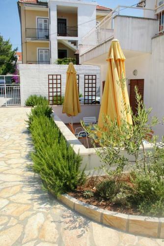 Apartments By The Sea Vodice - 4205