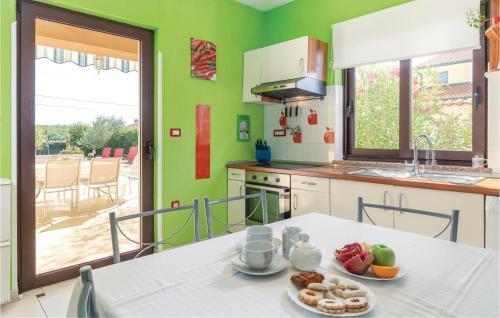 Four-bedroom Holiday Home In Vodnjan