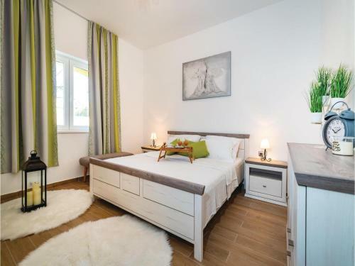 Six-bedroom Holiday Home In Vrana