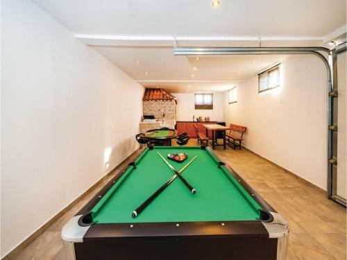 Six-bedroom Holiday Home In Vrana