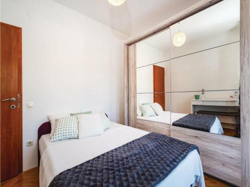 Six-bedroom Holiday Home In Vrana