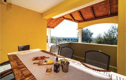 Six-bedroom Holiday Home In Vrana