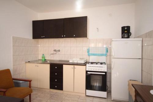 Apartments By The Sea Basina (hvar) - 8749
