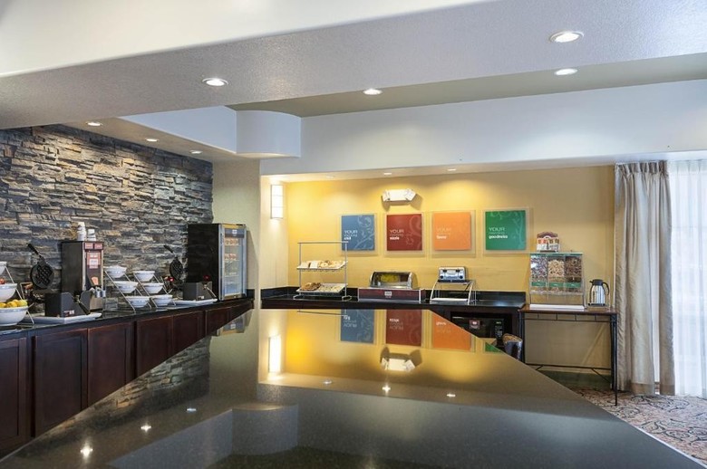 Hotel Comfort Suites Nw Near Six Flags