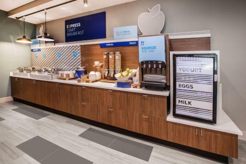 Holiday Inn Express Hotel & Suites Salina