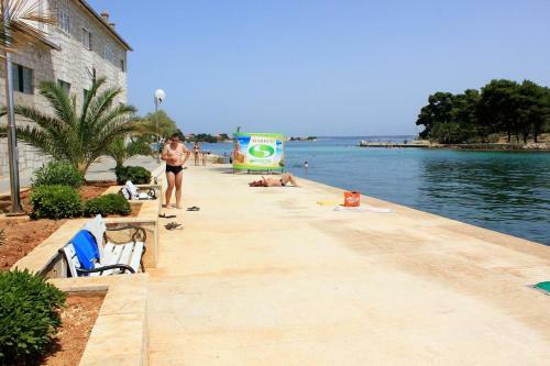 Hostal Rooms With A Swimming Pool Preko (ugljan) - 8180