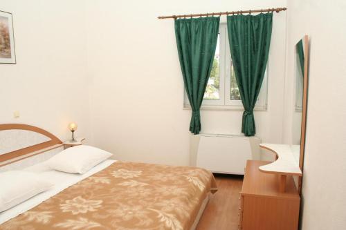 Apartments By The Sea Primosten - 4169