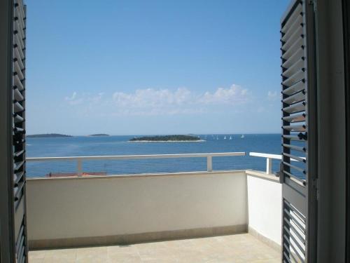 Apartments By The Sea Primosten - 15704