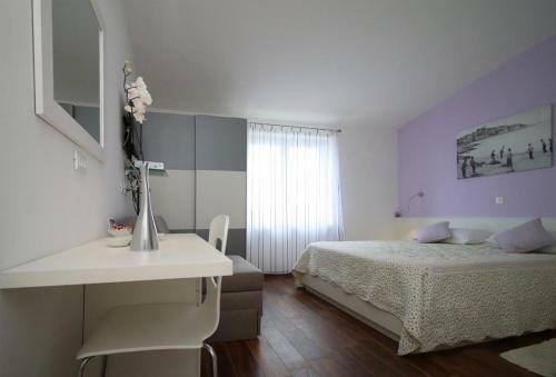 Apartments With A Swimming Pool Primosten - 16311