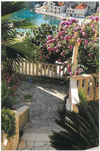 Apartment Pucisca 14003a
