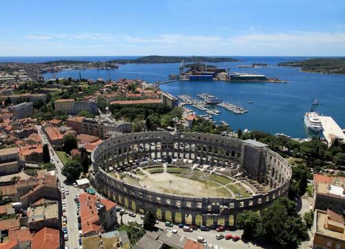 Holiday House With A Parking Space Pula - 13024