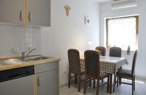 Apartments With A Parking Space Kampor (rab) - 11878