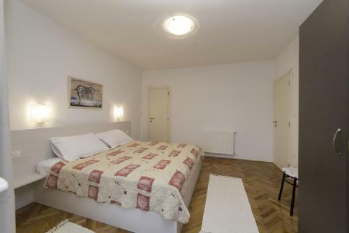 Apartments By The Sea Kampor (rab) - 15310
