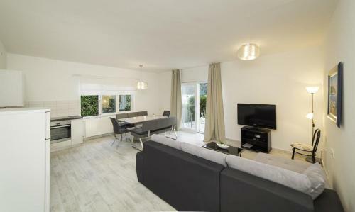 Apartments By The Sea Kampor (rab) - 15310