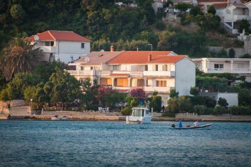 Apartments By The Sea Kampor (rab) - 15310