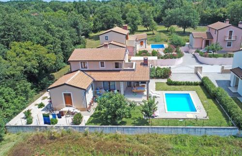 Surrounded By Olive Groves, Vineyards And Bicycle Paths - Villa Paris III