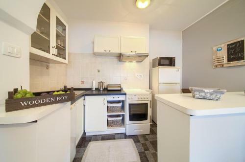 Apartments With A Parking Space Rijeka - 13976