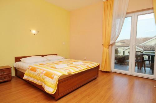 Apartments By The Sea Rogoznica - 3200