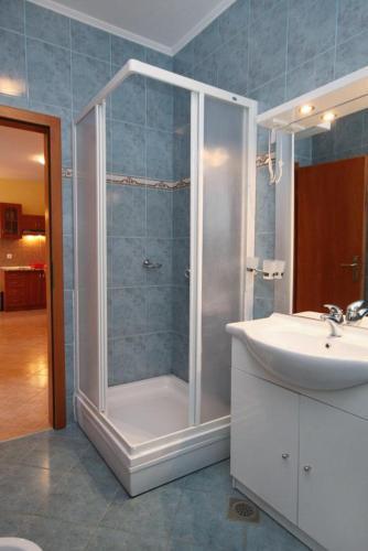 Apartments By The Sea Rogoznica - 3200