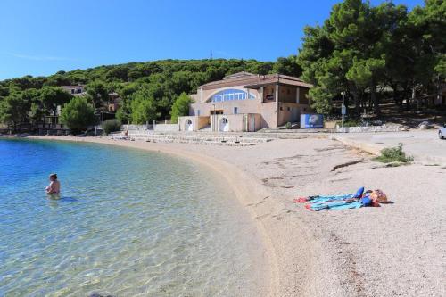 Apartments By The Sea Rogoznica - 3301