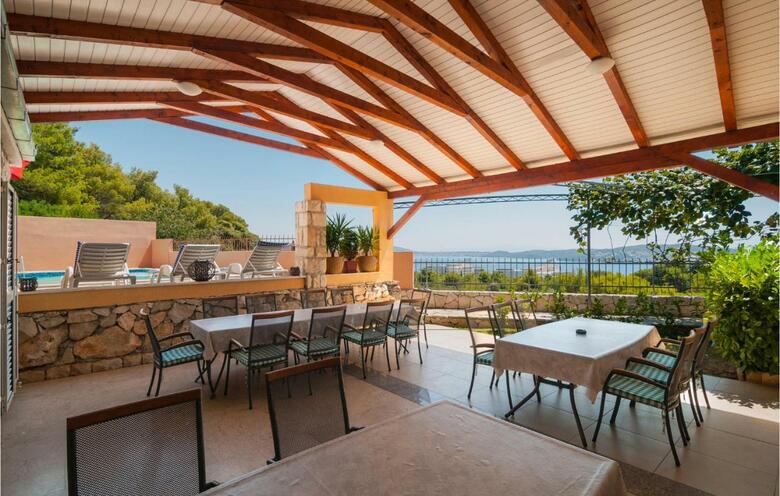 Twelve-bedroom Holiday Home In Seget Donji
