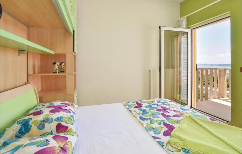 Twelve-bedroom Holiday Home In Seget Donji