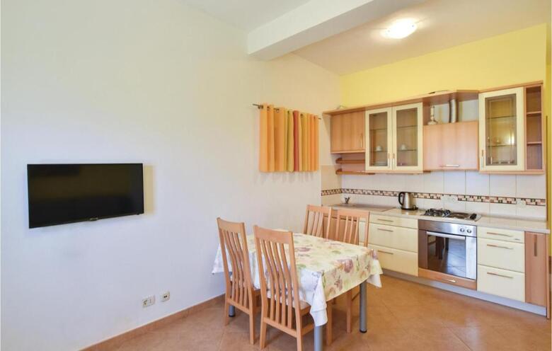 Twelve-bedroom Holiday Home In Seget Donji