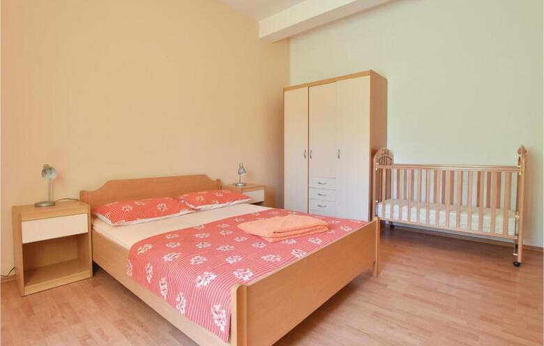 Twelve-bedroom Holiday Home In Seget Donji