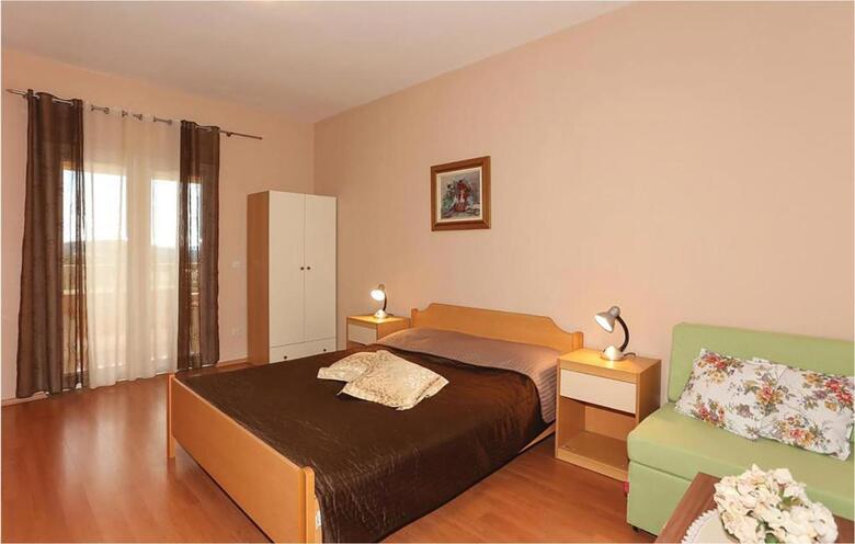 Twelve-bedroom Holiday Home In Seget Donji