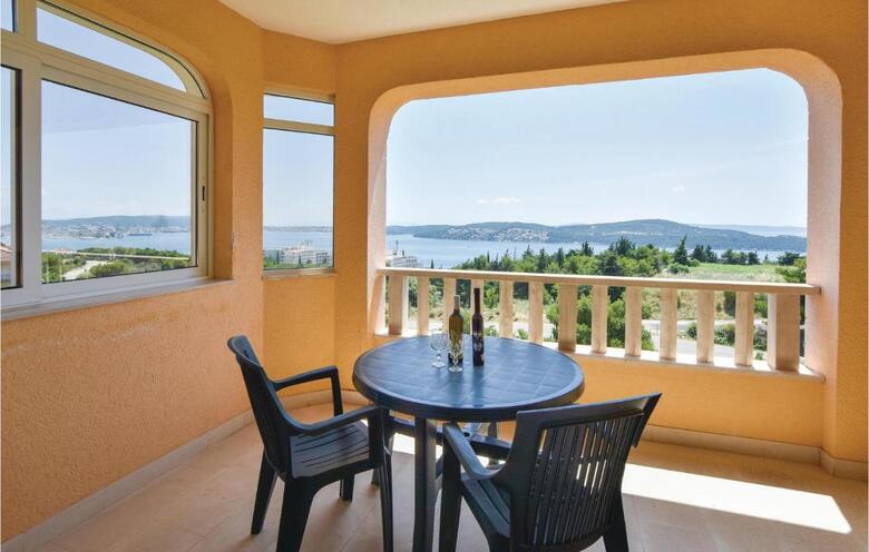 Twelve-bedroom Holiday Home In Seget Donji