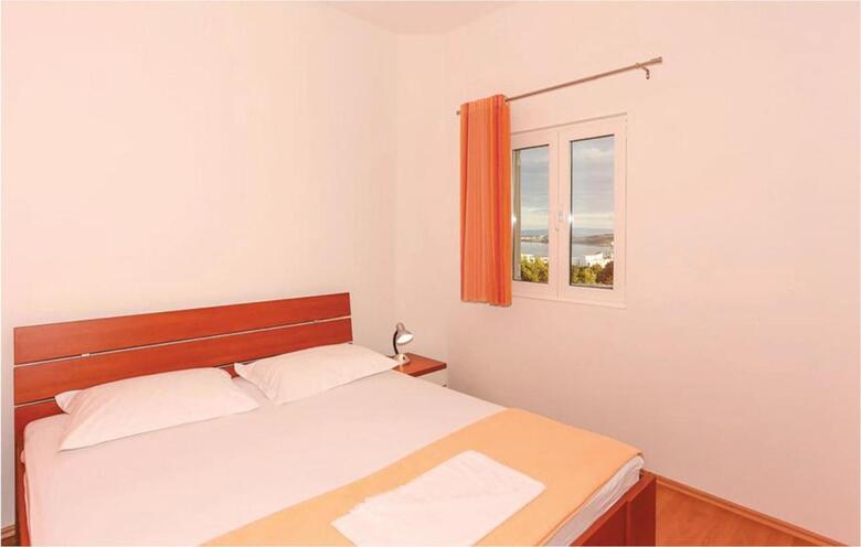 Twelve-bedroom Holiday Home In Seget Donji