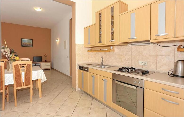 Twelve-bedroom Holiday Home In Seget Donji