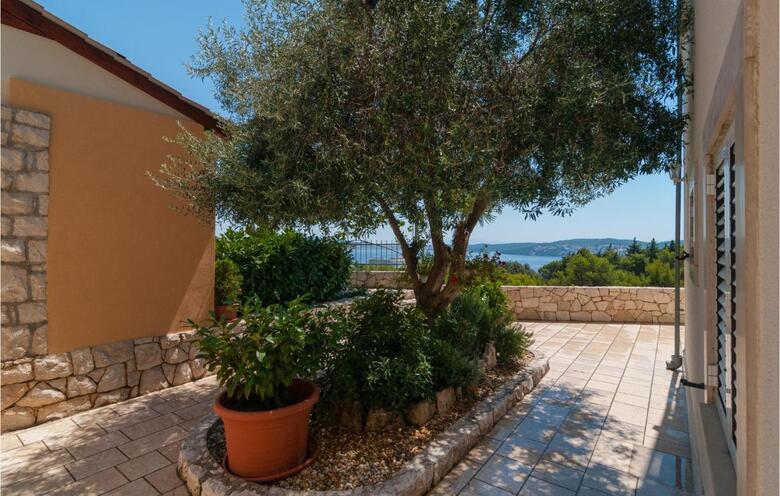 Twelve-bedroom Holiday Home In Seget Donji