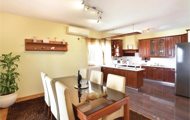 Twelve-bedroom Holiday Home In Seget Donji