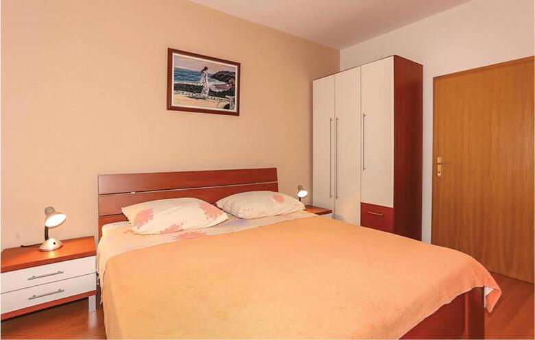 Twelve-bedroom Holiday Home In Seget Donji