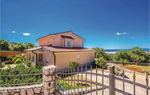 Four-bedroom Holiday Home In Smrika