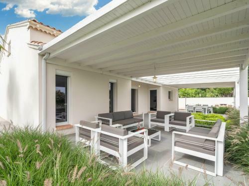 Lovely Villa In Saint-genies-de-fontedit With Pool