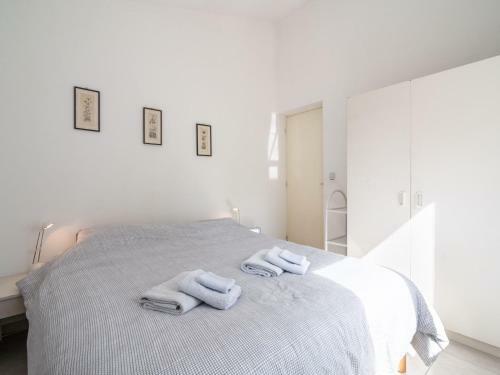 Alluring Villa In Pouzols-minervois With Jacuzzi