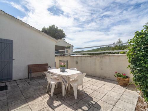 Alluring Villa In Pouzols-minervois With Jacuzzi