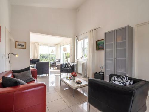 Alluring Villa In Pouzols-minervois With Jacuzzi